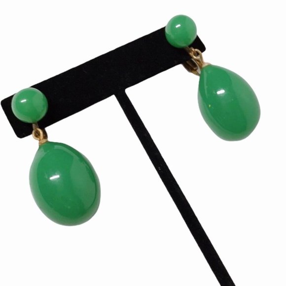 SOLD Vintage Large Green Jade Clip-On Earrings - Picture 4 of 8